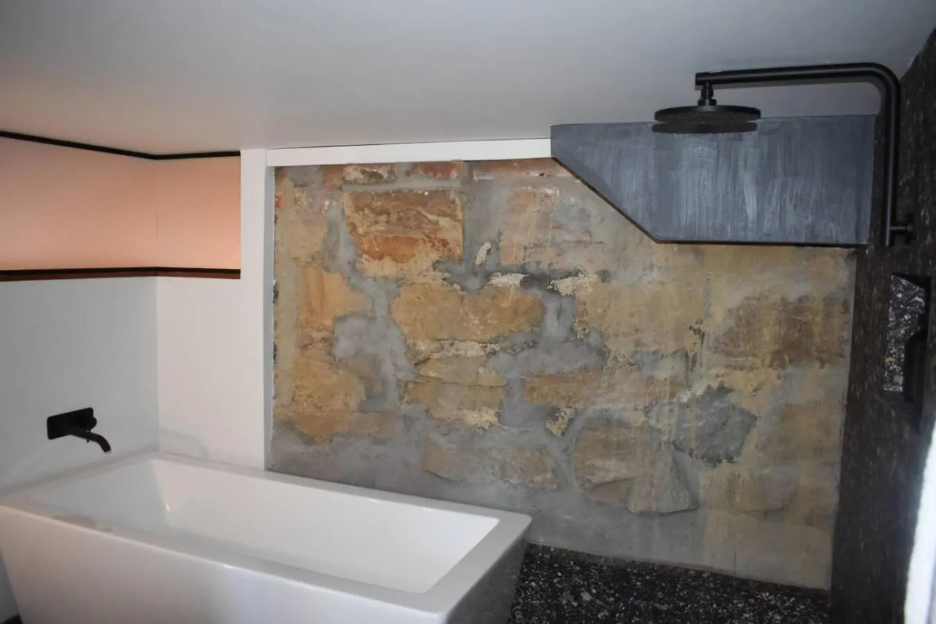 דירות הובארט Funky Den Is Bold And Vibrant With Deep Tub And Parking