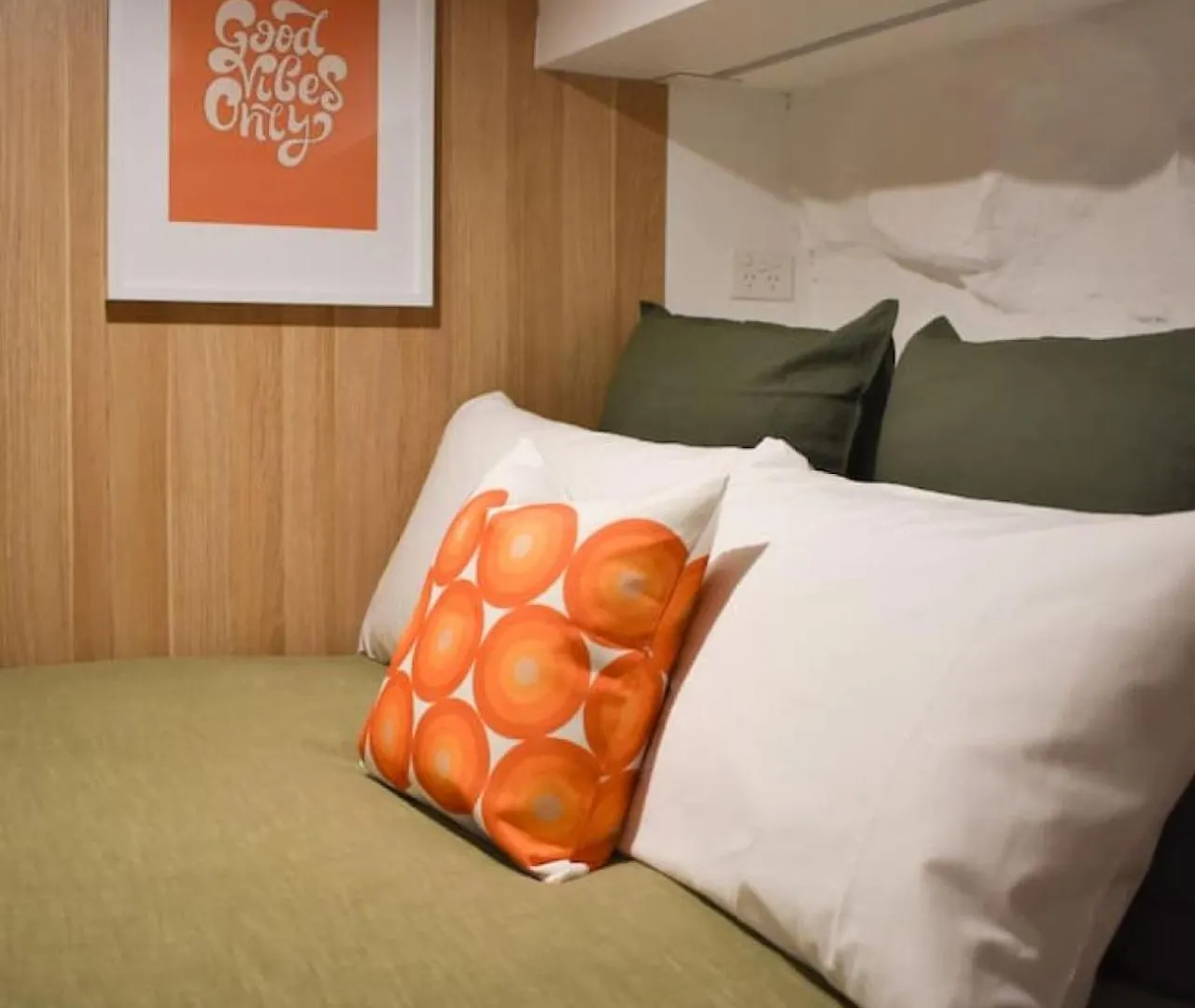 דירות הובארט Funky Den Is Bold And Vibrant With Deep Tub And Parking