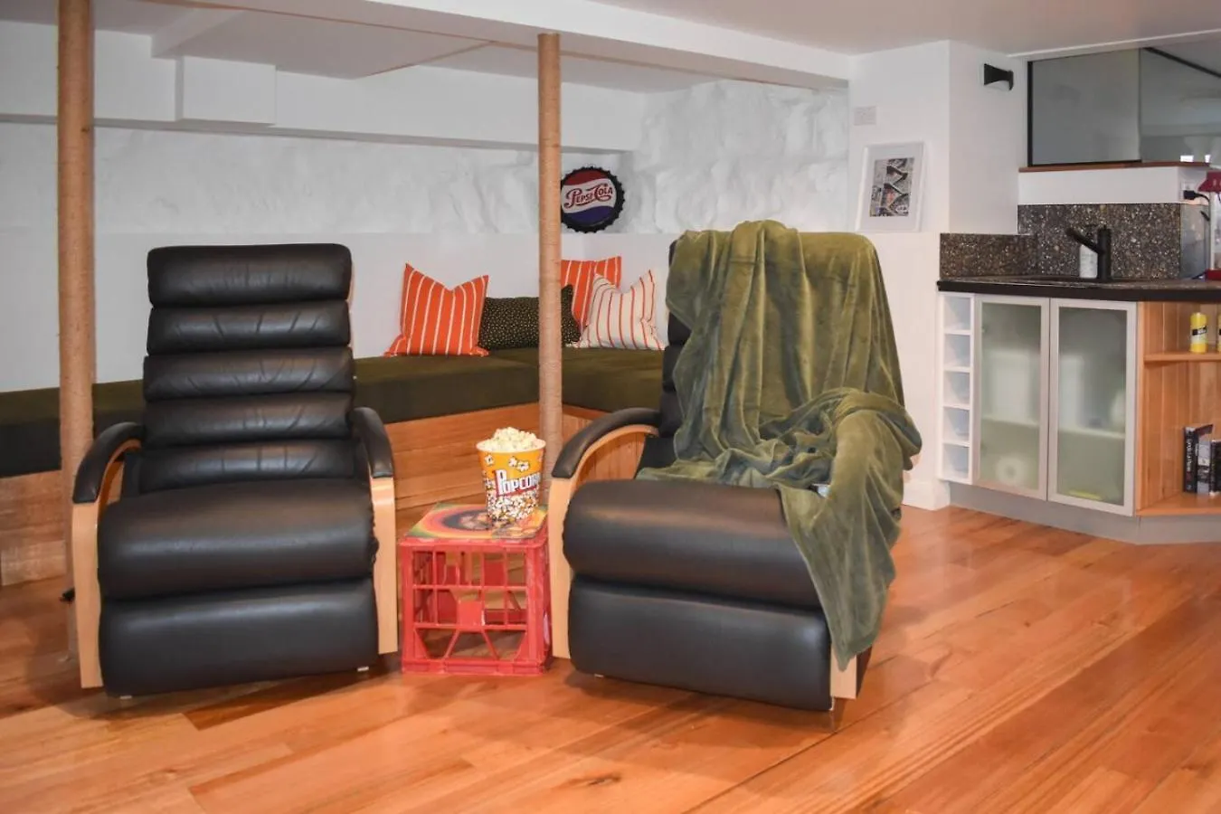 Funky Den Is Bold And Vibrant With Deep Tub And Parking Διαμέρισμα Χόμπαρτ