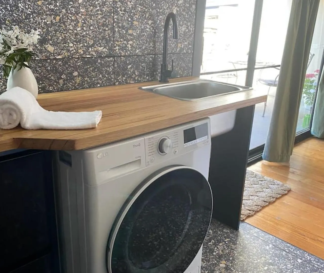 Funky Den Is Bold And Vibrant With Deep Tub And Parking Διαμέρισμα Χόμπαρτ