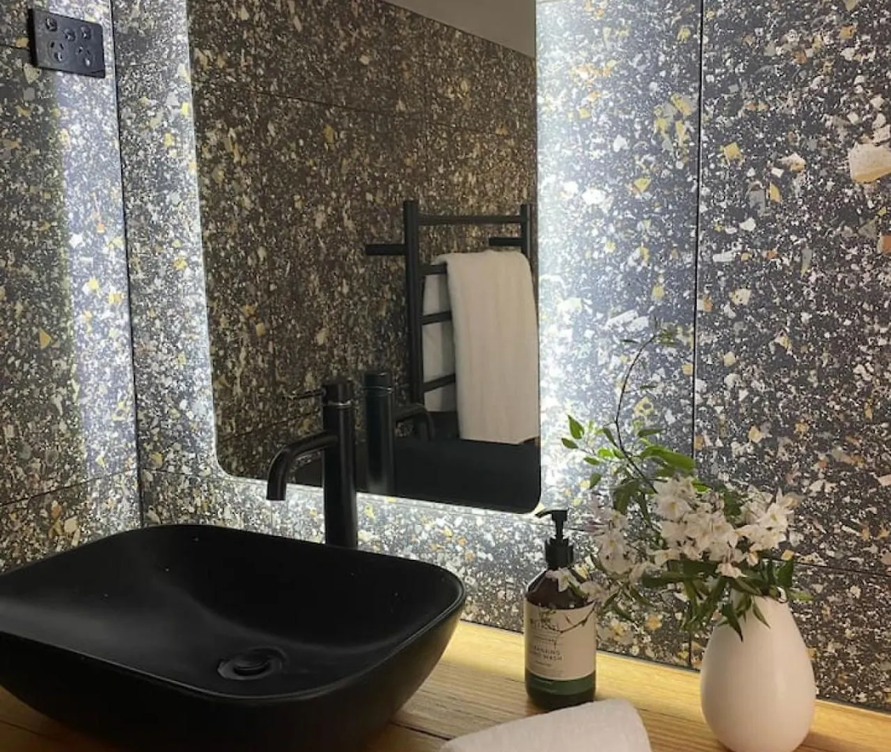 Funky Den Is Bold And Vibrant With Deep Tub And Parking Διαμέρισμα Χόμπαρτ