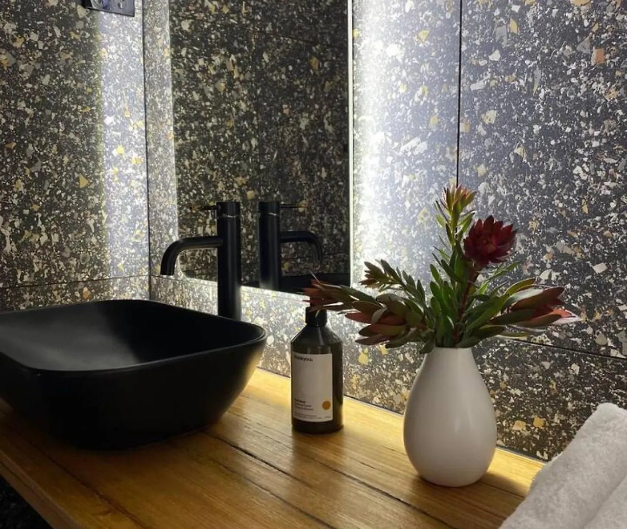 Funky Den Is Bold And Vibrant With Deep Tub And Parking Διαμέρισμα Χόμπαρτ 0*,